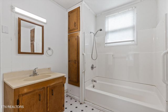 313 W Spring St, Oliver Springs, TN 37840