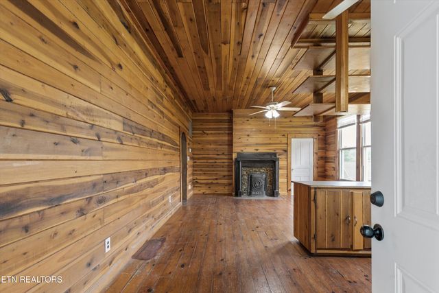 313 W Spring St, Oliver Springs, TN 37840