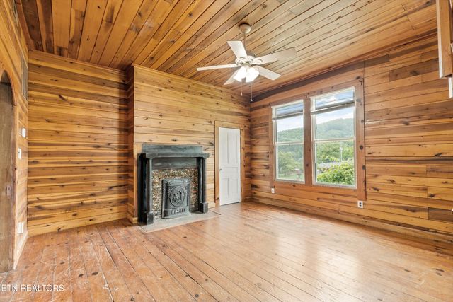 313 W Spring St, Oliver Springs, TN 37840