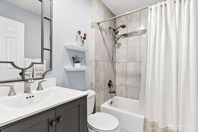 13721 SE 255th Place, Kent, WA 98042