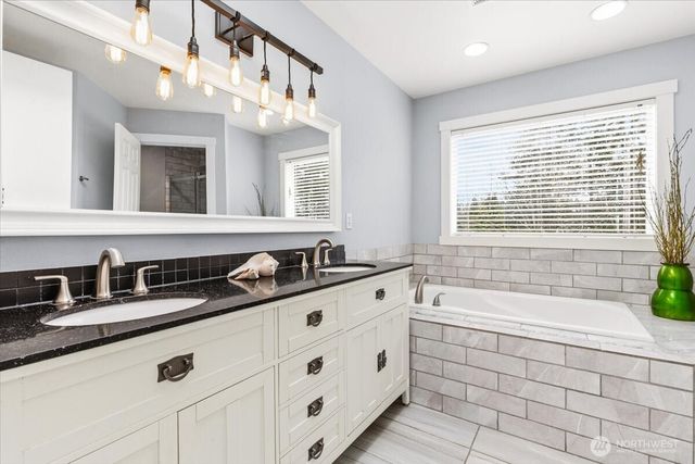 13721 SE 255th Place, Kent, WA 98042