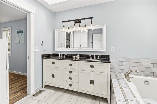 13721 SE 255th Place, Kent, WA 98042