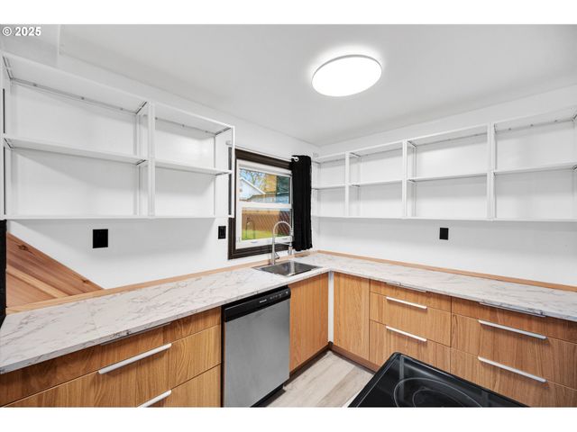 2227 Se 141ST Ave, Portland, OR 97233