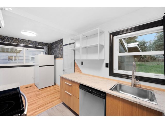 2227 Se 141ST Ave, Portland, OR 97233