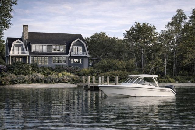 389 Monomoscoy Rd, Mashpee, MA 02649