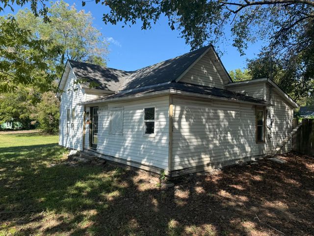 111 W Cofield Street, Aurora, MO 65605