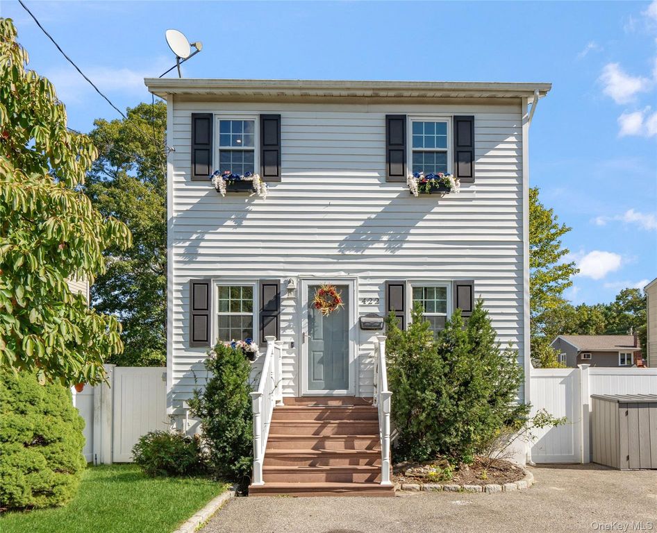 422 Myrtle Avenue, West Islip, NY 11795 — exterior