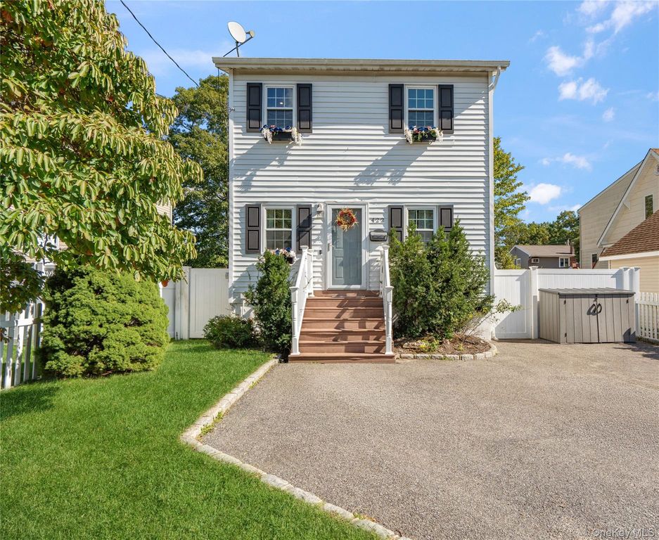 422 Myrtle Avenue, West Islip, NY 11795 — photo 2