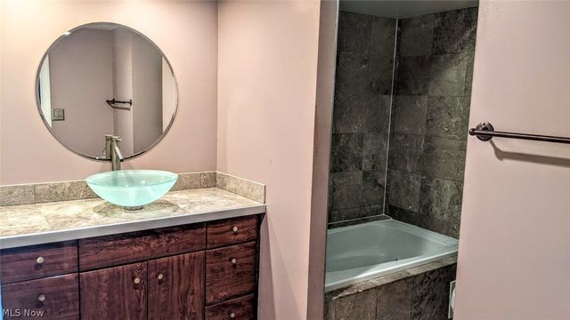 25 Trenton Square, Euclid, OH 44143