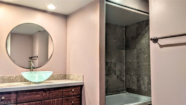 25 Trenton Square, Euclid, OH 44143