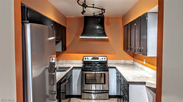 25 Trenton Square, Euclid, OH 44143