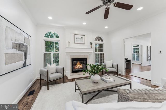11183 LONGWOOD GROVE DR, Reston, VA 20194