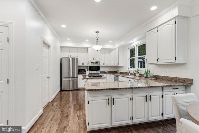 11183 LONGWOOD GROVE DR, Reston, VA 20194