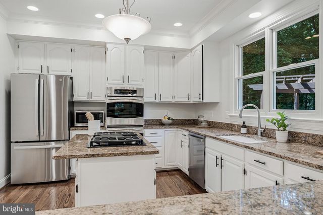 11183 LONGWOOD GROVE DR, Reston, VA 20194