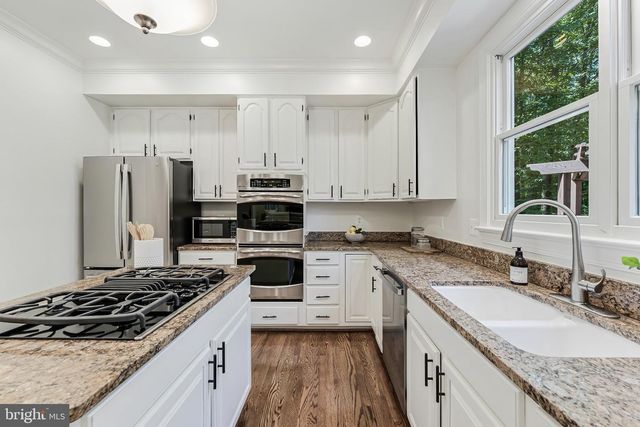 11183 LONGWOOD GROVE DR, Reston, VA 20194