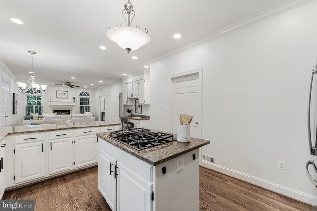 11183 LONGWOOD GROVE DR, Reston, VA 20194