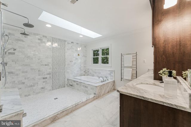 11183 LONGWOOD GROVE DR, Reston, VA 20194