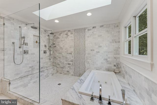 11183 LONGWOOD GROVE DR, Reston, VA 20194