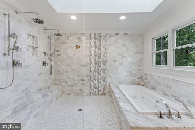 11183 LONGWOOD GROVE DR, Reston, VA 20194