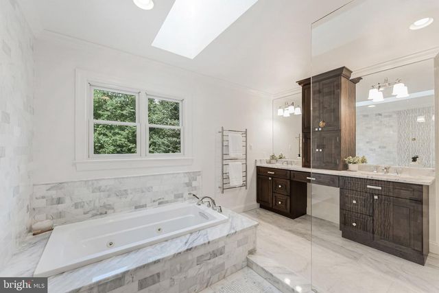 11183 LONGWOOD GROVE DR, Reston, VA 20194