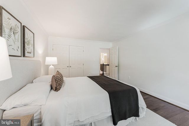 11183 LONGWOOD GROVE DR, Reston, VA 20194