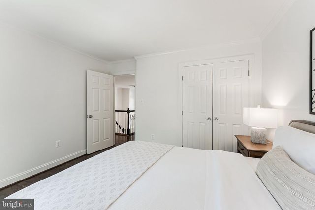 11183 LONGWOOD GROVE DR, Reston, VA 20194