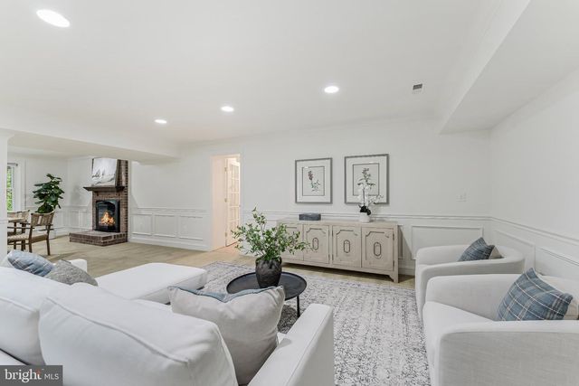 11183 LONGWOOD GROVE DR, Reston, VA 20194