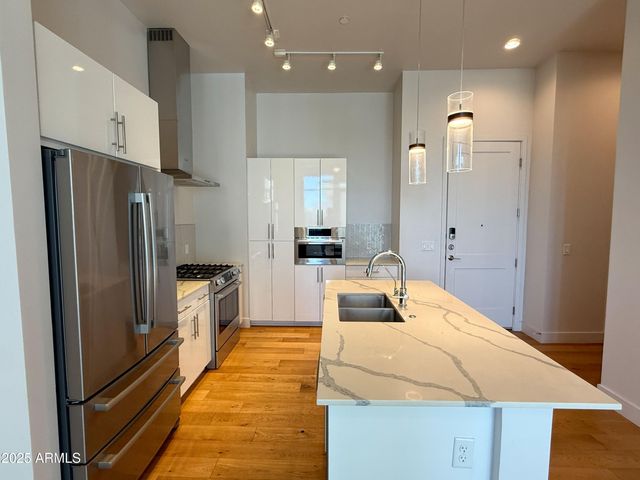 3131 N Central Avenue 7004, Phoenix, AZ 85012