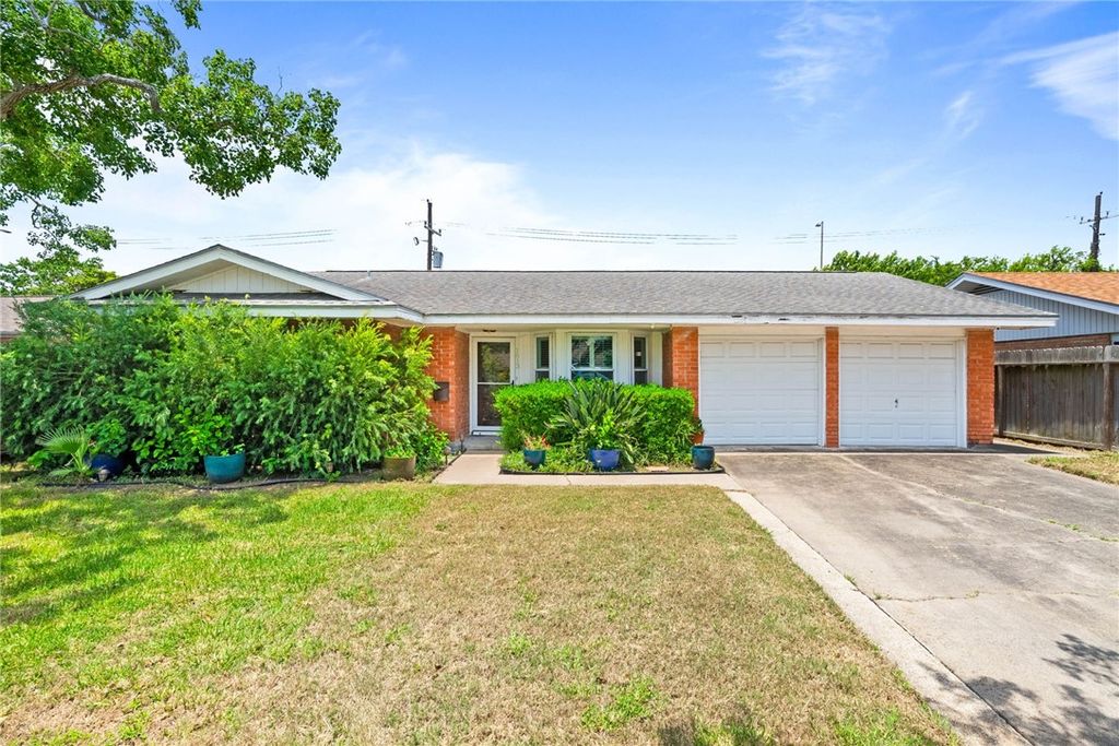 1613 Sandalwood Dr, Corpus Christi, TX 78412