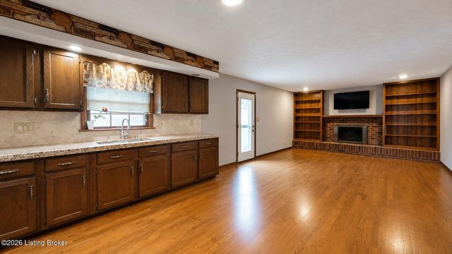 2214 Alice Kay Dr, Louisville, KY 40214