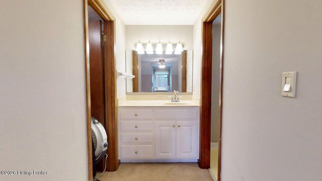 2214 Alice Kay Dr, Louisville, KY 40214