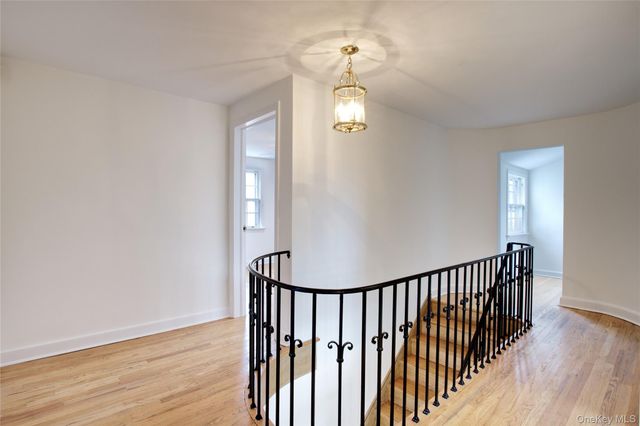 448 Abbey Road N, Manhasset, NY 11030