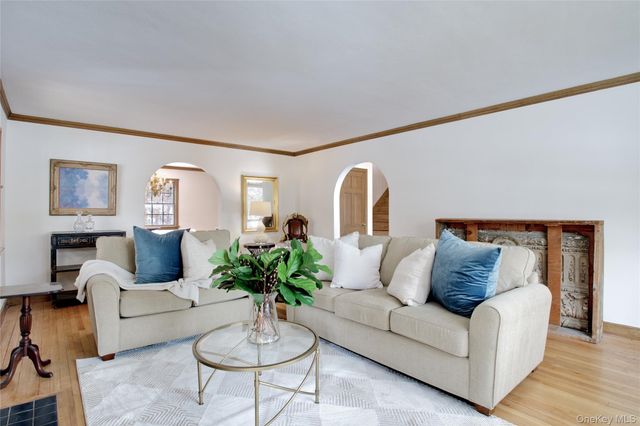 448 Abbey Road N, Manhasset, NY 11030