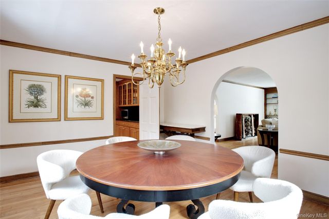 448 Abbey Road N, Manhasset, NY 11030