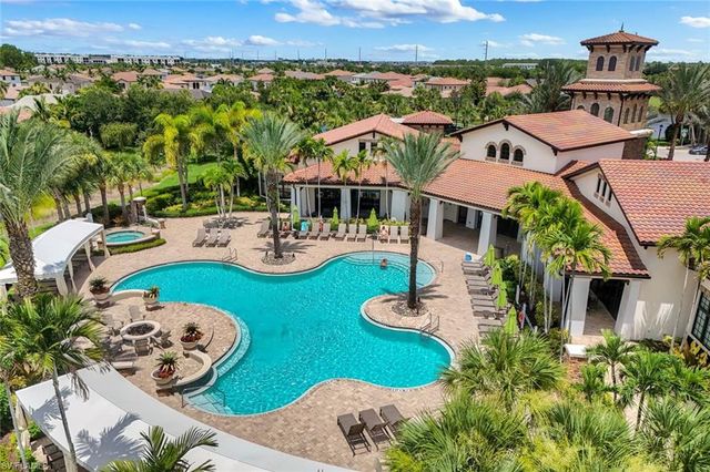 9458 Greenleigh CT, Naples, FL 34120
