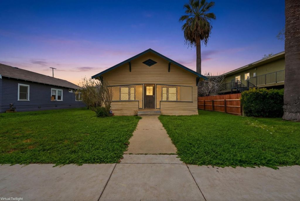 Image 1 of property listing at 159 S I, Dinuba, CA 93618