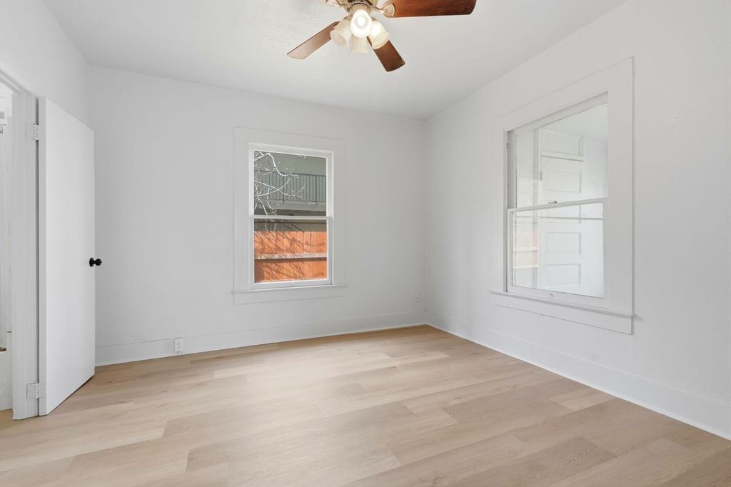 Image 10 of property listing at 159 S I, Dinuba, CA 93618