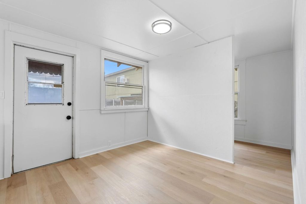 Image 11 of property listing at 159 S I, Dinuba, CA 93618