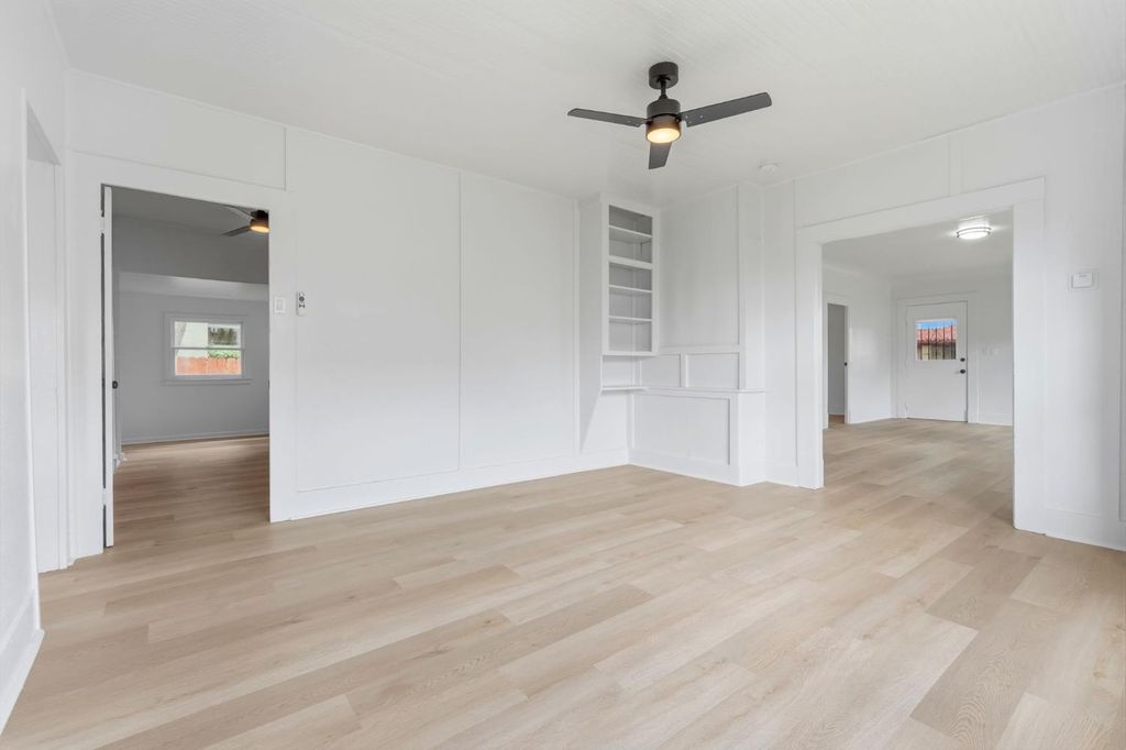 Image 12 of property listing at 159 S I, Dinuba, CA 93618