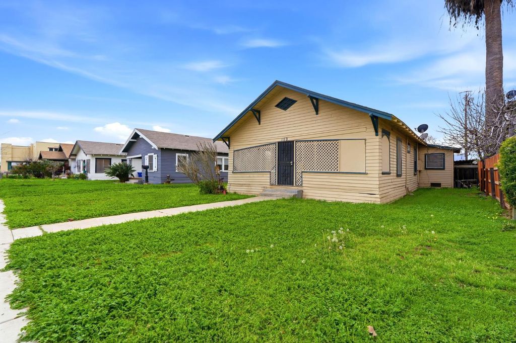 Image 14 of property listing at 159 S I, Dinuba, CA 93618