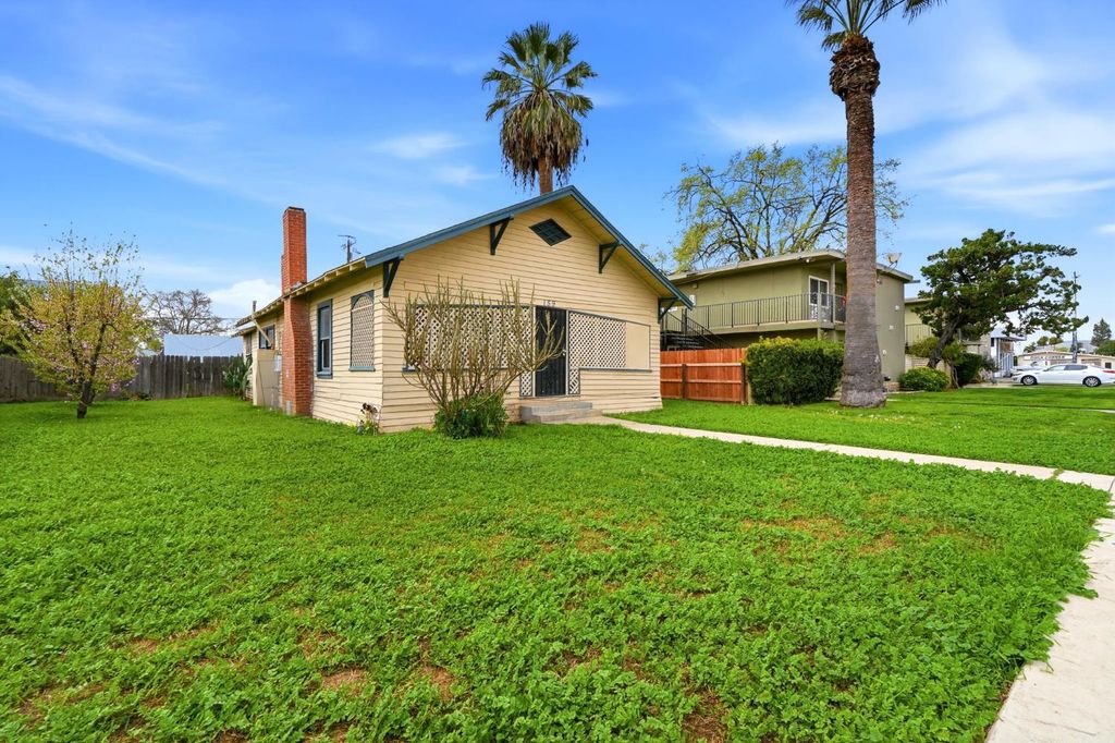 Image 15 of property listing at 159 S I, Dinuba, CA 93618