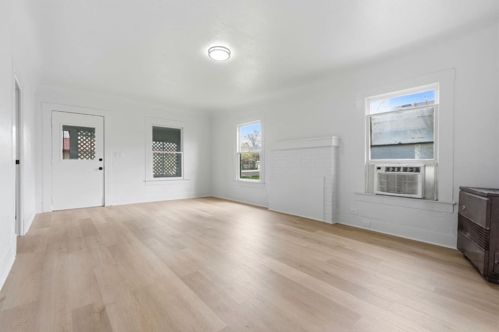 Image 3 of property listing at 159 S I, Dinuba, CA 93618