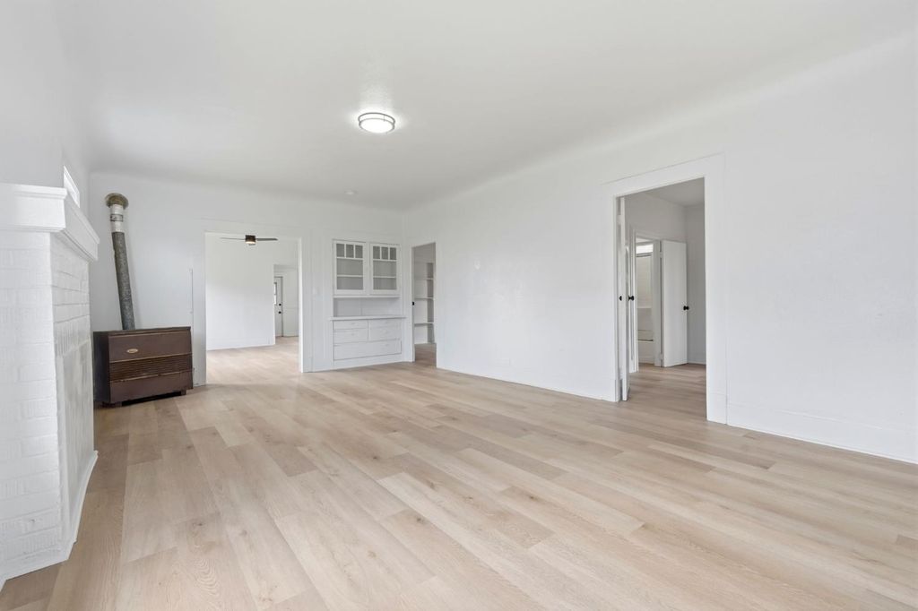 Image 4 of property listing at 159 S I, Dinuba, CA 93618