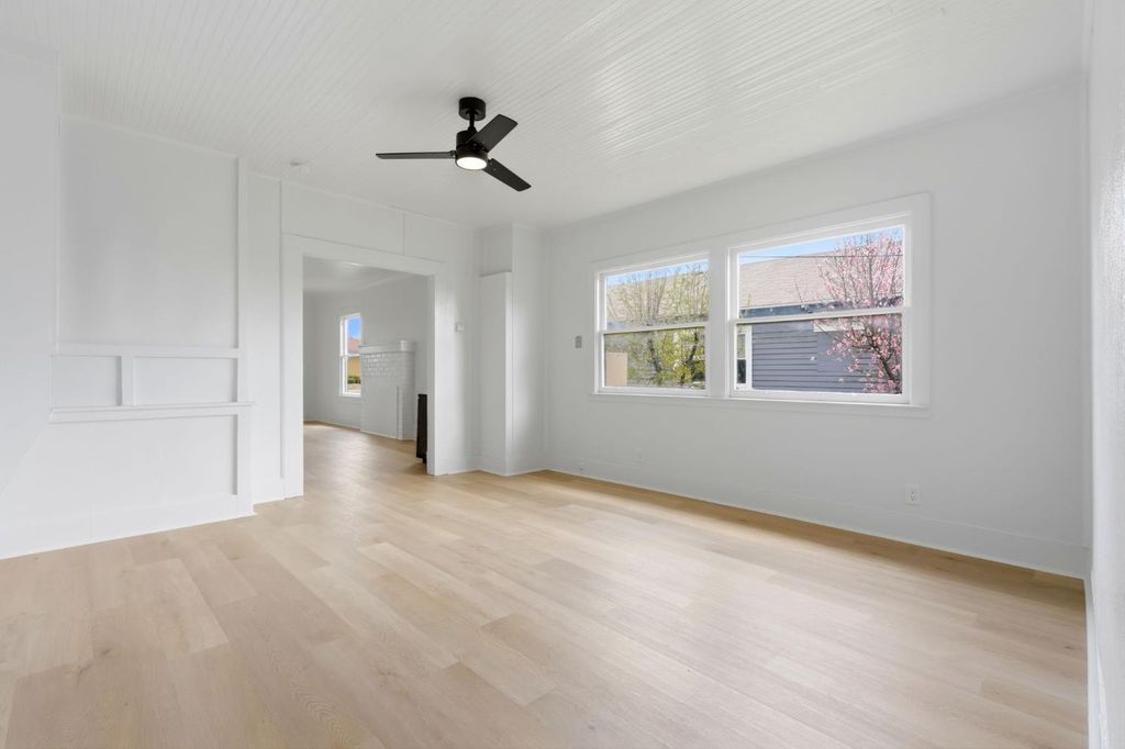 Image 5 of property listing at 159 S I, Dinuba, CA 93618