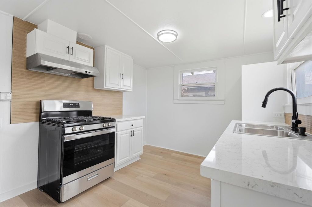 Image 6 of property listing at 159 S I, Dinuba, CA 93618