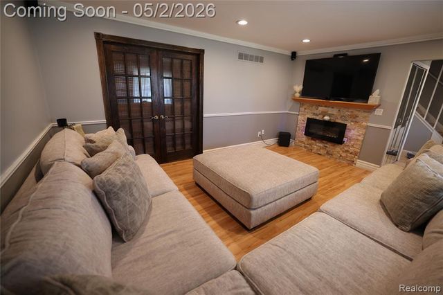 38684 Pinebrook Drive, Sterling Heights, MI 48310