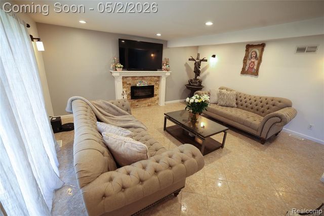 38684 Pinebrook Drive, Sterling Heights, MI 48310