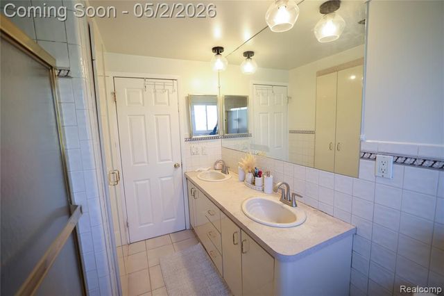 38684 Pinebrook Drive, Sterling Heights, MI 48310