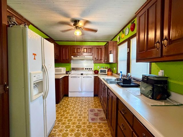 477 PEACH ST, Selmer, TN 38375