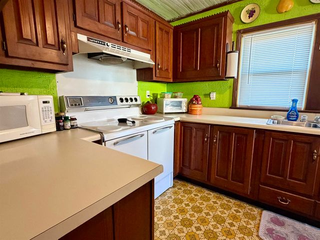 477 PEACH ST, Selmer, TN 38375